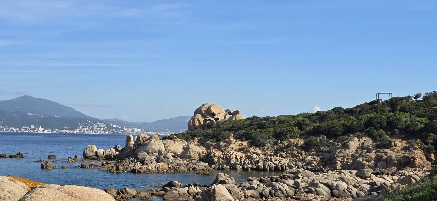 Céténaves et rochers de l'Isolella près du Ruppione
