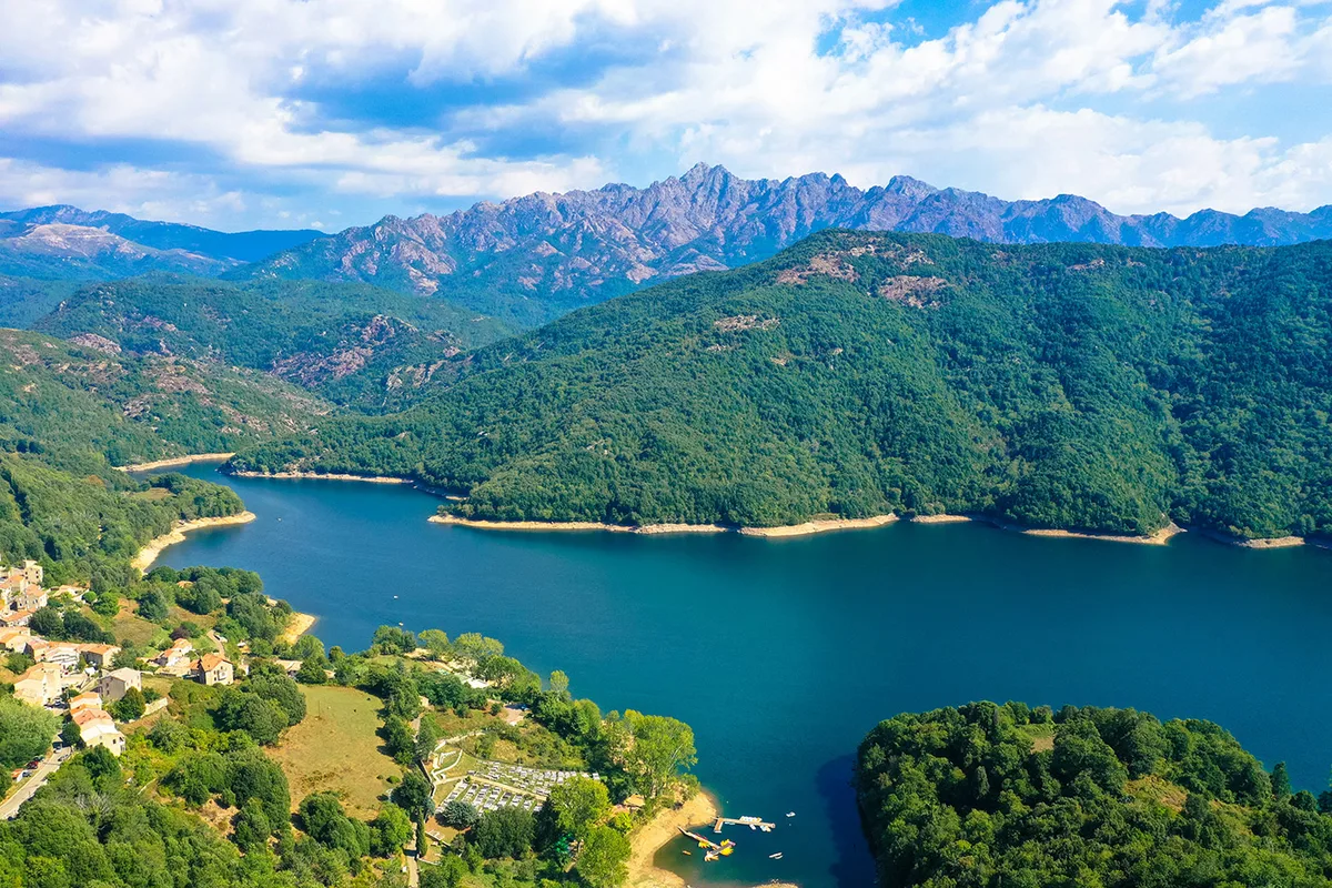 Lac de Tolla, vue sur l'eau et les montagnes