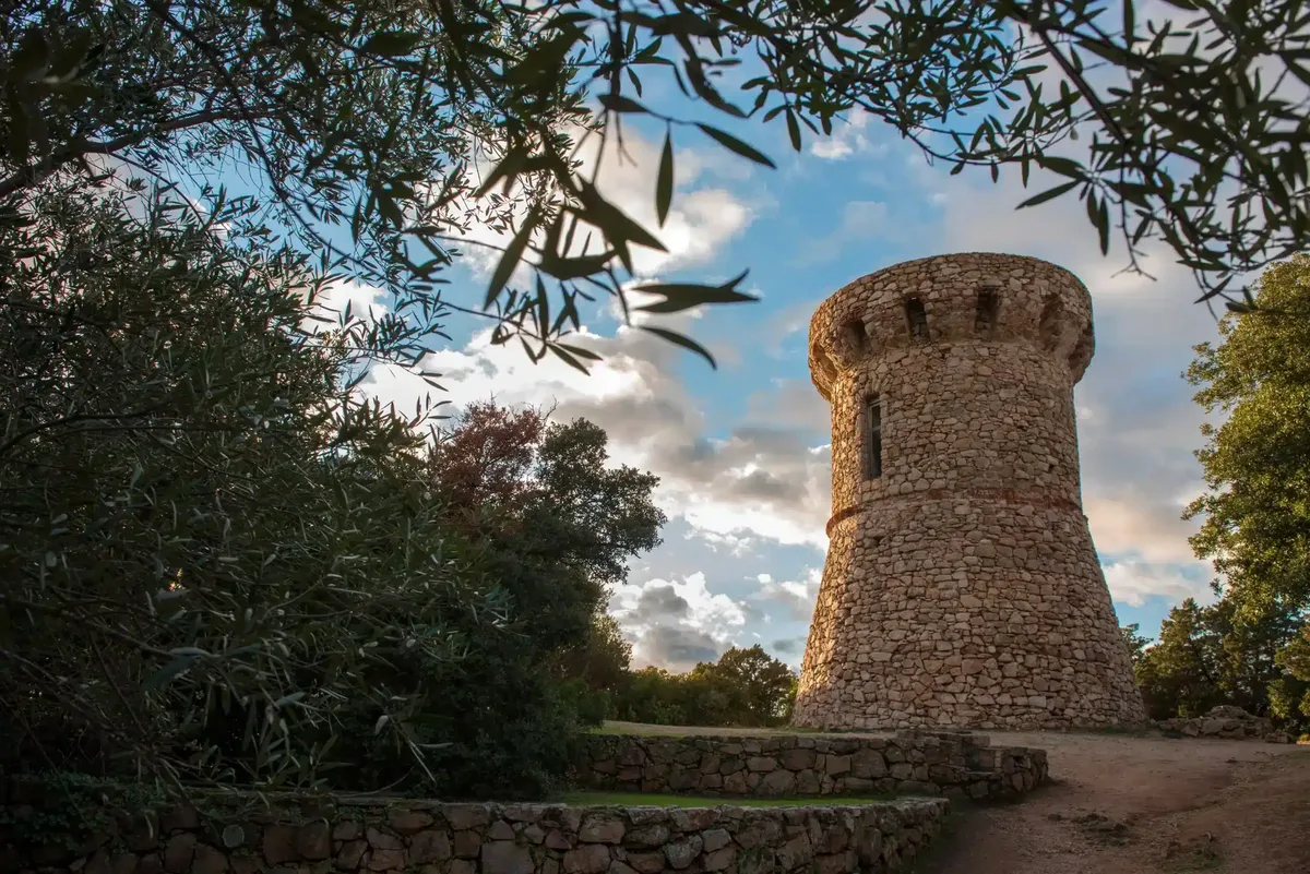 Tour génoise d'Isolella et randonnées autour de Porticcio et Ajaccio