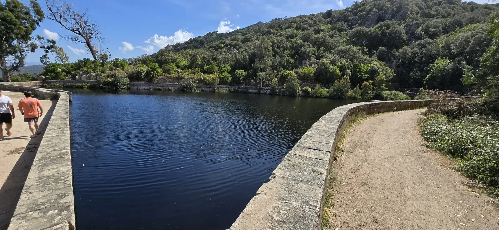 Retenue d'eau au-dessus de l'ancien pénitencier de Coti-Chiavari