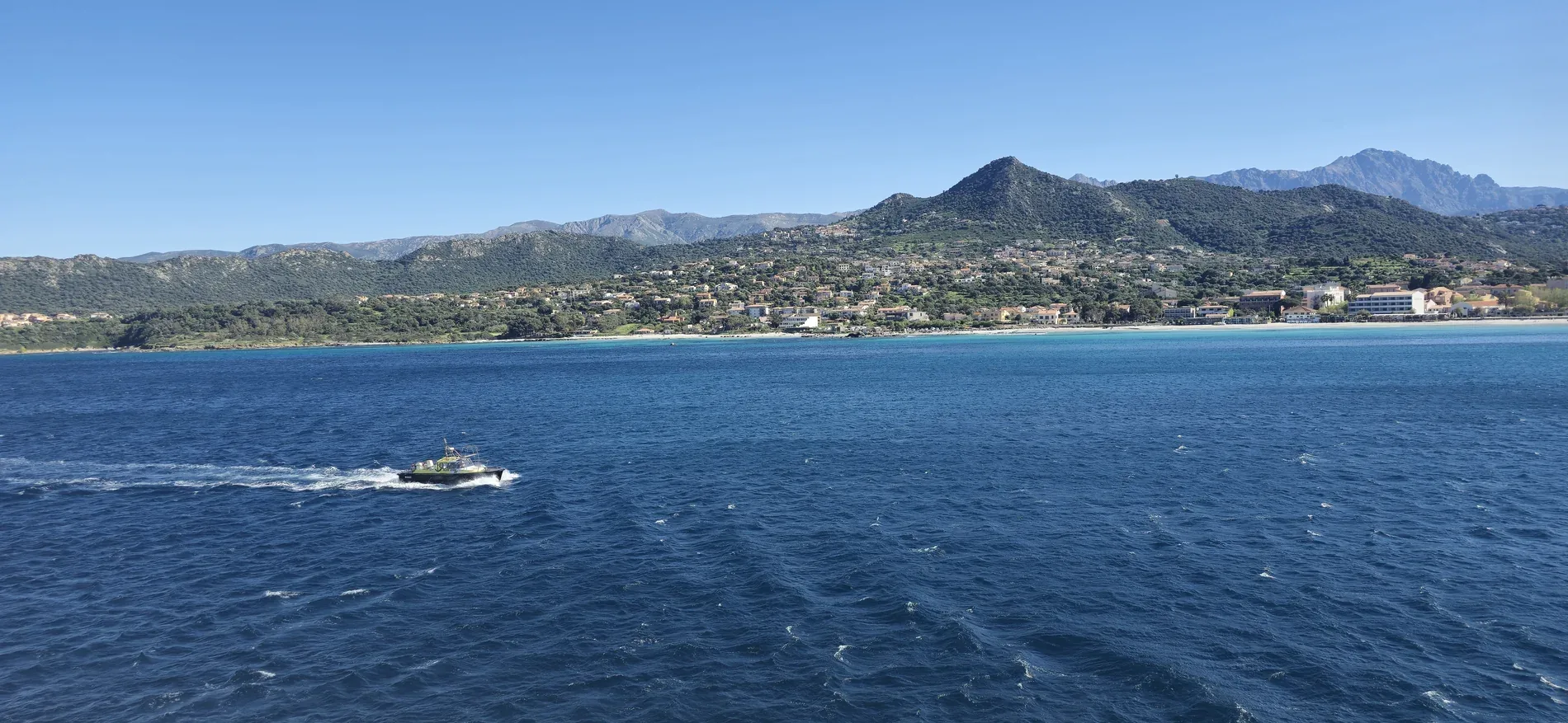 Arrivée en bateau dans la baie d'Ajaccio avec vue sur la rive sud