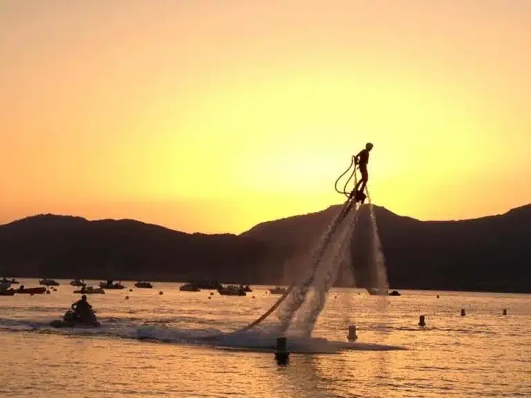 Flyboard au coucher du soleil avec Corsica Flyboard