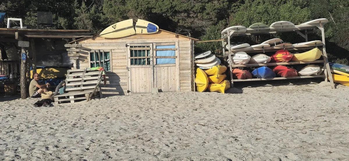 École de surf du Ruppione, activité proche de la Villa Iché-Poggi