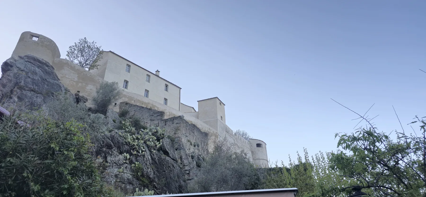 Citadelle de Corte et rochers du centre Corse