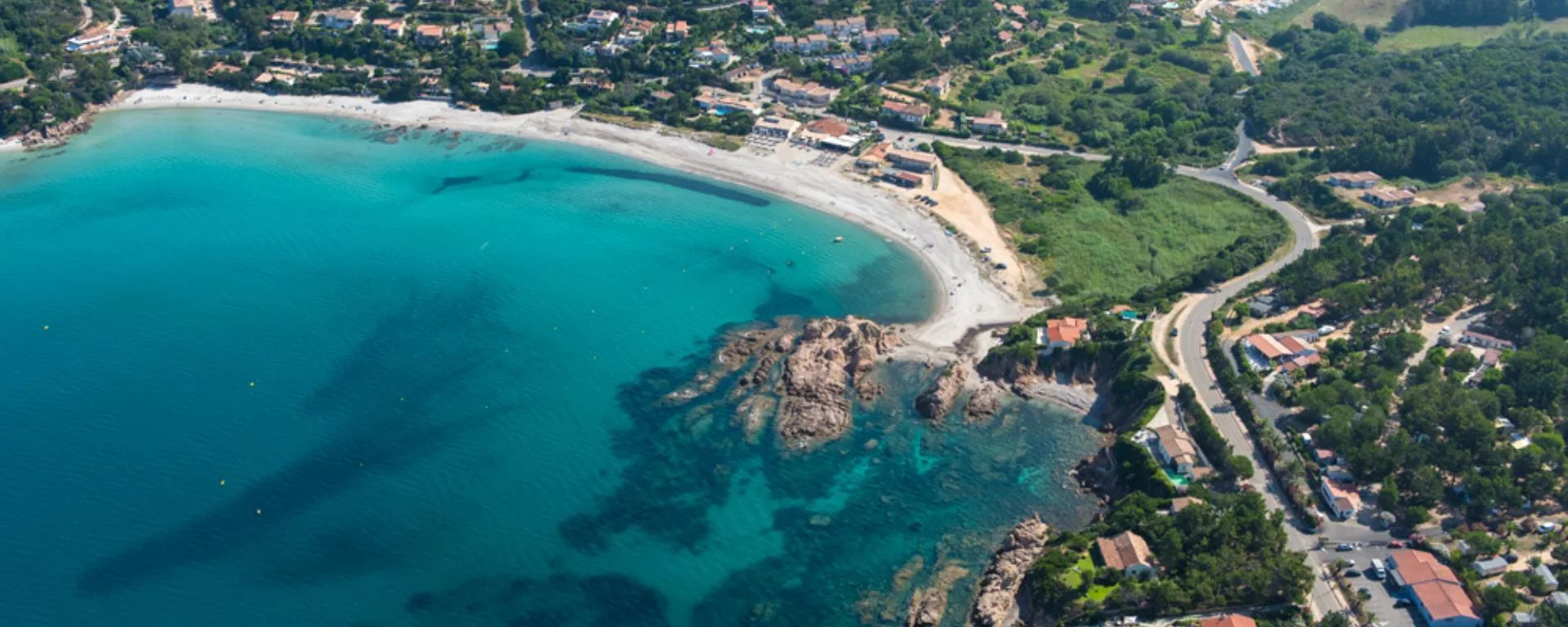 Plage du Ruppione vue d'ensemble, eau claire et baie