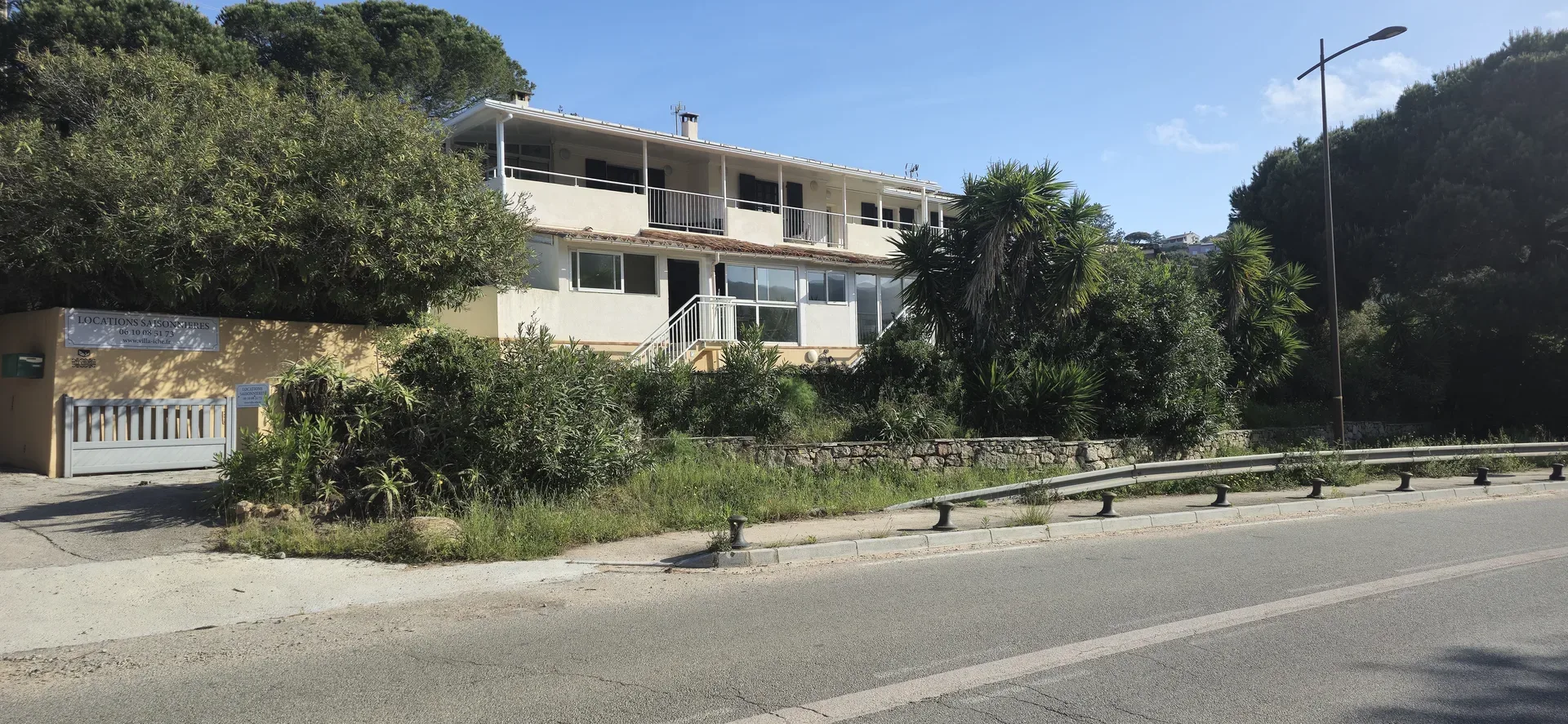 Entrée de la Villa Iché-Poggi au Ruppione, maison familiale sur la rive sud d'Ajaccio